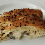 pita-iz-listnatega-testa-s-piscancem-gobami-in-sirom-recept.webp.webp